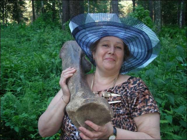 Сочетание этого костюма с современными шляпками